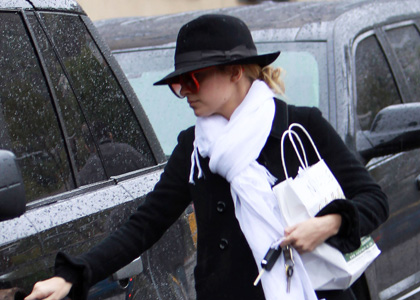 Nicole Richie: Rainy Day Shopper