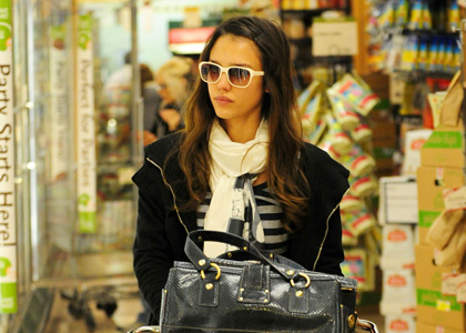 Jessica Alba: Shopping with Mom
