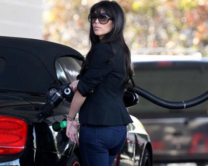 Kim Kardashian Pumps Gas