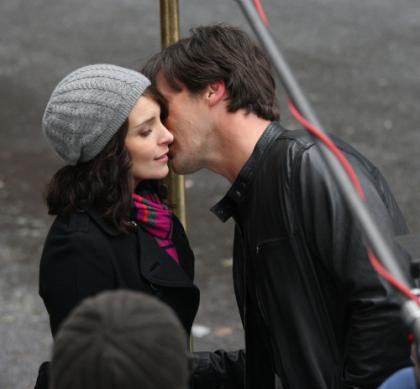 Who is kissing Tina Fey?