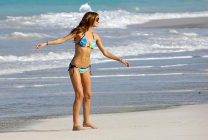 Miranda Kerr does the bikini thing