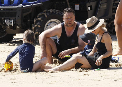 Russell Crowe: Family Beach Day