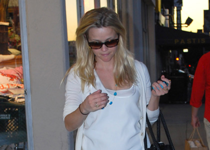 Reese Witherspoon: Solo Shopping in LA