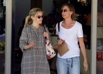 Reese Witherspoon: Thrift Shopping with Mom