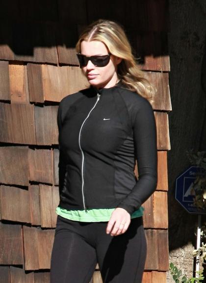 Rebecca Romijn looking incredible a month after having twins