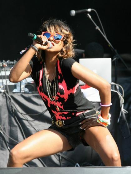 M.I.A to give birth at the Grammys
