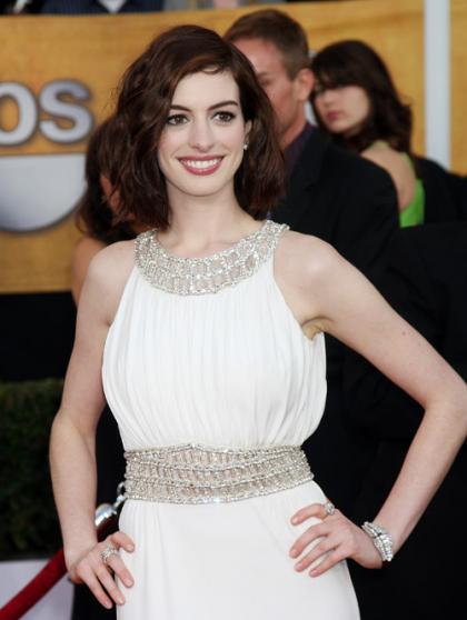 Anne Hathaway pays for everything with new boyfriend