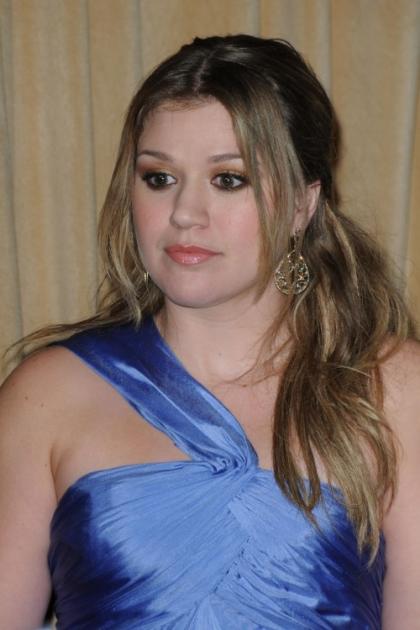 Kelly Clarkson makes it to pre-Grammy event
