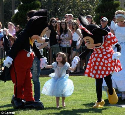 Suri Cruise does something normal kids do!