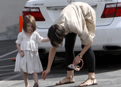 Katie Holmes and Suri: Art Class Outing
