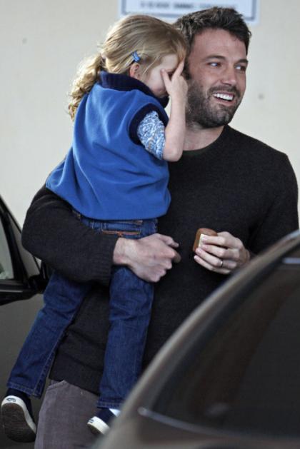 Violet Affleck plays peek-a-boo with the paps!!!