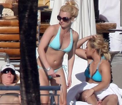 Britney Spears Relaxes in Bikini