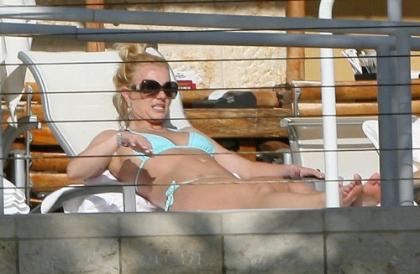 Britney Spears is hanging out in a bikini