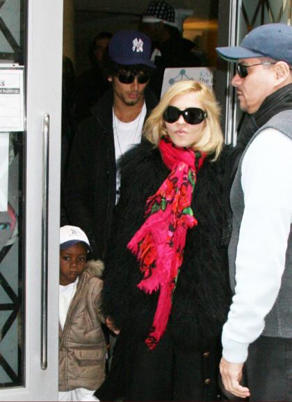 Madonna & Jesus Luz move in together, Madonna cooks for him