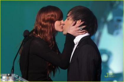 Ashlee Simpson and Pete Wentz Make Out on Stage