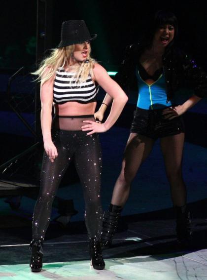 Britney Spears stops show for pot smoke; K-Fed takes kids home