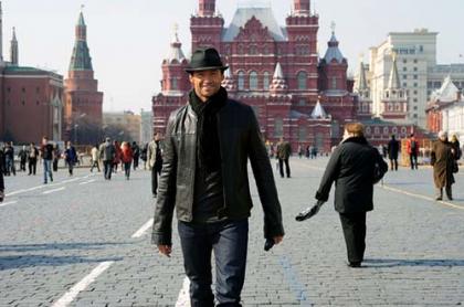 Hugh Jackman heats up the Red Square!