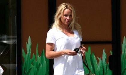 PETA fine with Pam Anderson promoting steak house