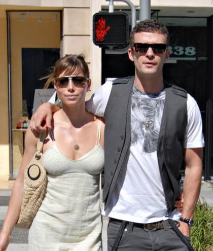 Jessica Biel strips, defends relationship with Justin Timberlake