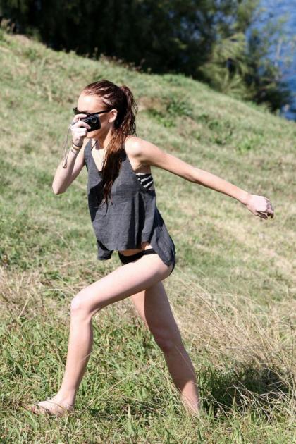 Lindsay Lohan' bikini paparazzi seduction continues