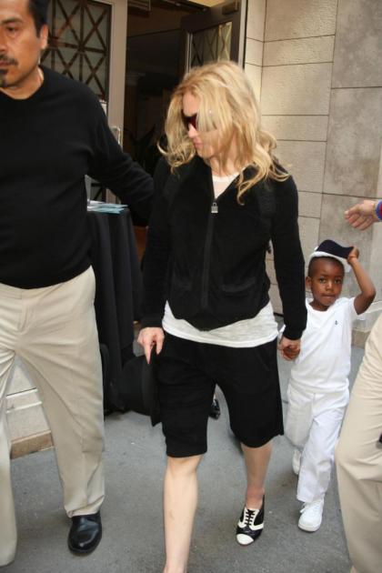 Mercy's dad tries to block Madonna's adoption, calls her 'scandalous'