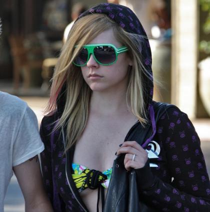 Avril Lavigne Shows Cleavage