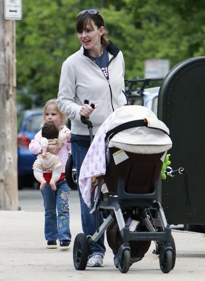 Jennifer Garner describes how the paparazzi taunt her 3 year-old daughter