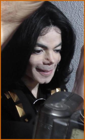 Michael Jackson Goes Without Mask To Deny Skin Cancer Claims