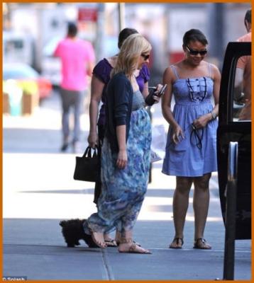 Sarah Michelle Gellar Takes Her Baby Bump Shopping