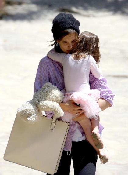 Katie Holmes scolded for bringing Suri to American Idol