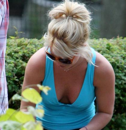 Britney Spears Shows Cleavage at Zoo