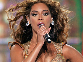 Beyonce, Jay-Z Thrill New York Crowd At <i>I Am...</i> Stop
