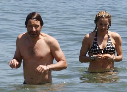 David Duchovny and Tea Leoni have a family day at the beach