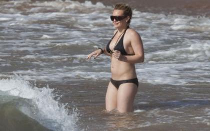 Hilary Duff does the bikini thing