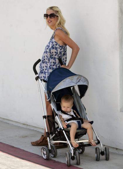 Tori Spelling gains some weight, shows off her gorgeous babies