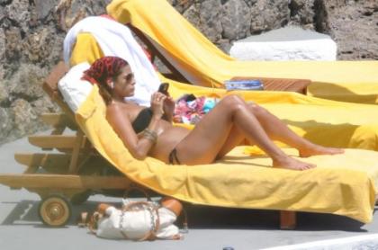 Eva Mendes is in a bikini, can't swim