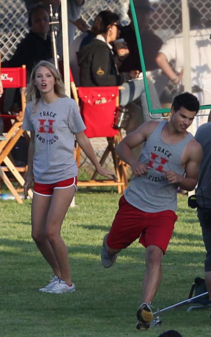 Taylor Lautner and Taylor Swift: On-Set Smooching