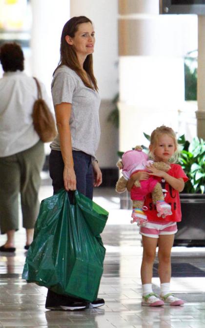 Jennifer Garner and Violet: Santa Monica Shoppers
