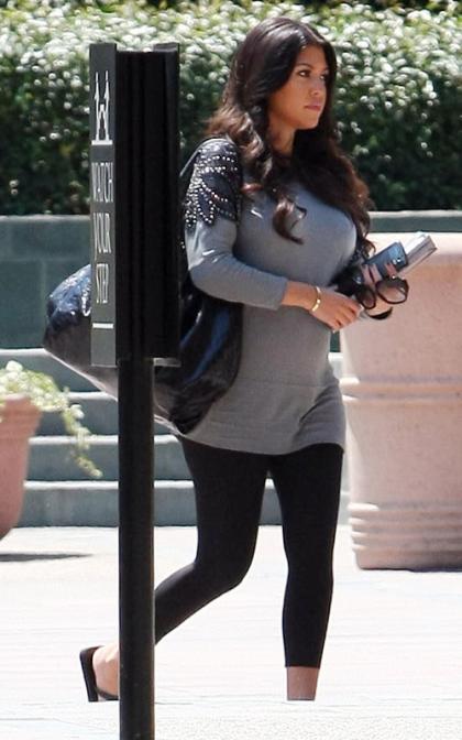 Kourtney Kardashian Cuures Her Pregnancy Cravings