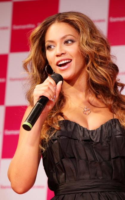 Beyonce Knowles: Samantha Thavasa Sexy