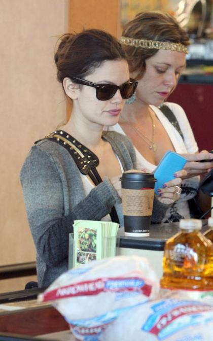 Rachel Bilson Juices Up at Gelson's