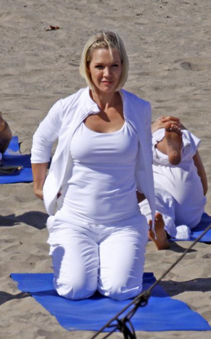 Jennie Garth: Hermosa Beach Yoga