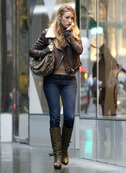 Blake Lively Looks Good While Shopping