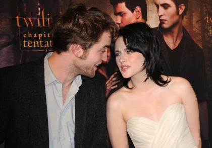 Robert Pattinson  Kristen Stewart hold hands, Twihards go crazy