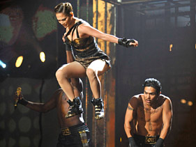 Jennifer Lopez Falls Like A Champ At American Music Awards