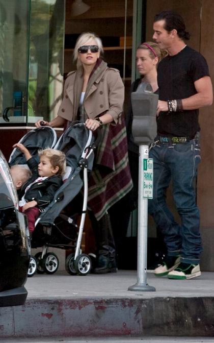 Gwen Stefani's Family Stroll, Bar Lawsuit