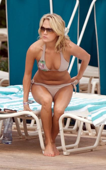 Carrie Underwood: Bahamas Bikini Babe