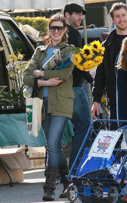 Anne Hathaway and Adam Shulman: Market Makeout