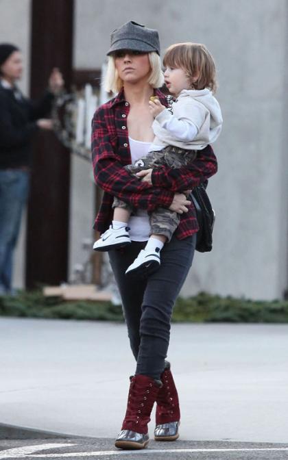 Christina Aguilera: Holiday Shopping with Max