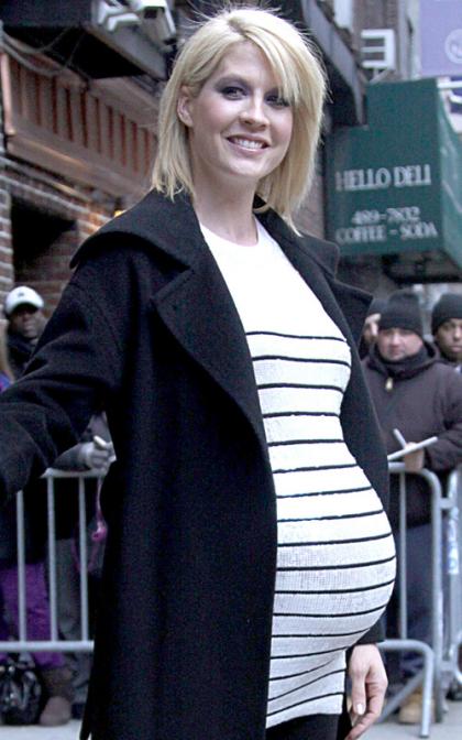 Jenna Elfman: Pregnant Promoter